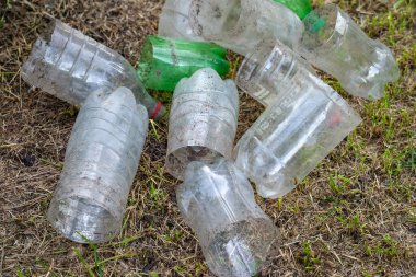 Plastik şişeler. Kirli plastik şişeleri kesmek için kullanılır, üst manzara, yakın çekim. Çevre kirliliği kavramı. Ekolojik bir sorun. Plastik atıkların geri dönüşümü. Seçici yumuşak odak.