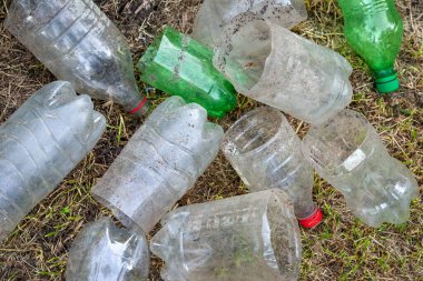 Plastik şişeler. Kullanılmış kirli plastik şişeler, üst manzara, yakın çekim. Çevre kirliliği kavramı. Ekolojik bir sorun. Plastik atıkların geri dönüşümü. Seçici yumuşak odak.