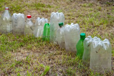 Plastik şişeler. Bir numara Polzovanrazrezanye eski kirli plastik şişe kuru çimenler üzerinde. Çevre kirliliği kavramı. Ekolojik bir sorun. Plastik atıkların geri dönüşümü. Seçici yumuşak odak.