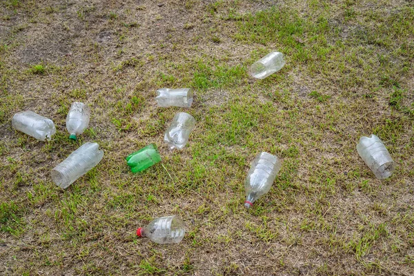 Plastik Şişeler Kullanılmış Eski Kirli Plastik Şişeler Kuru Çimlerin Üzerinde — Stok fotoğraf