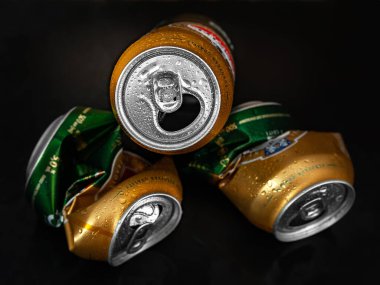 Islak bira kutuları. Arka planda su damlaları olan buruşuk boş bira kutuları, yakın plan. AMSTEL, Hollandalı dünyaca ünlü bir markadır. Seçici yumuşak odaklanma. Kiev. Ukrayna. Haziran-26.2021