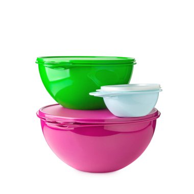 Bir yığın plastik konteynır. Beyaz arka planda yeşil, pembe ve mavi renkli plastik kaseler. Yiyecek konteynırları. Kapaklı konteynır. Telaffuz edilen yüzey yapısı.