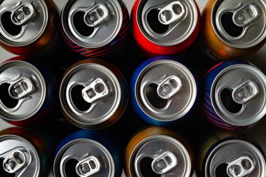 Bira kutuları. Alüminyum kutular. Birçok boş kutunun üst görüntüsü. Geri dönüşüm ve yeniden kullanım. Seçici yumuşak odak.