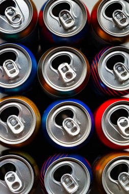 Bira kutuları. Alüminyum kutular. Çok renkli boş kutuların en üst görüntüsü. Geri dönüşüm ve yeniden kullanım. Seçici yumuşak odak.