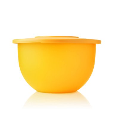 Plastik konteynır. Beyaz arka planda izole edilmiş sarı renkli plastik kase. Yemek konteynırı. Telaffuz edilen yüzey yapısı.