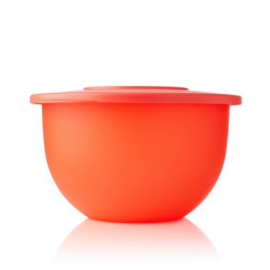 Plastik konteynır. Beyaz arka planda izole edilmiş kırmızı renkli plastik kase. Yemek konteynırı. Telaffuz edilen yüzey yapısı.