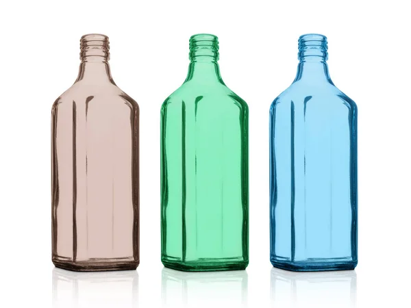 玻璃瓶 用蓝色 绿色和棕色的空玻璃瓶与白色背景隔离 颜色呈正方形的瓶子 三瓶没有软木塞的旧瓶子 — 图库照片