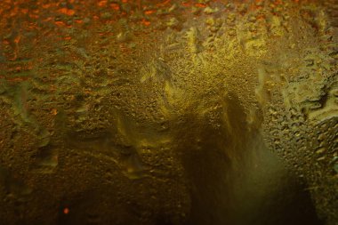 Islak doku. Renk gradyanı olan soyut makro doku. Su damlalarıyla soyut bir arkaplan. Yumuşak odak