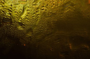 Islak renk dokusu. Gradyanı olan soyut makro doku. Su damlalarıyla soyut bir arkaplan. Seçici yumuşak odak