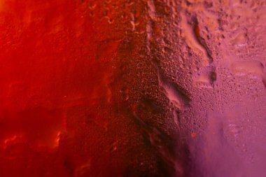 Islak renk dokusu. Eğimli soyut dokular. Su damlalarıyla soyut bir arkaplan. Seçici yumuşak odak