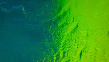 Islak renk dokusu. Eğimli soyut dokular. Damlalarla soyut bir arkaplan. Seçici yumuşak odak