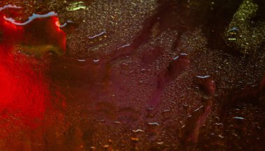 Renkli ıslak doku. Eğimli soyut dokular. Su damlalarıyla soyut bir arkaplan. Seçici yumuşak odak