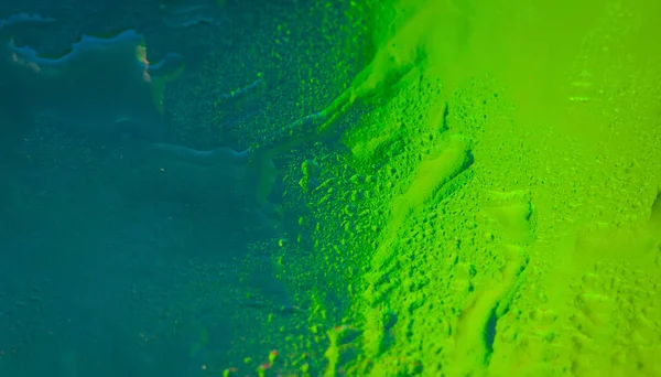 Islak renk dokusu. Eğimli soyut dokular. Damlalarla soyut bir arkaplan. Seçici yumuşak odak