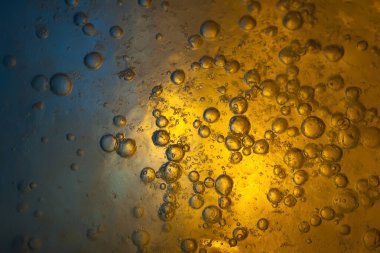 Buz dokusu. Buz içinde donmuş kabarcıklar. Renkli grunge soyutlaması. Makro fotoğrafçılık