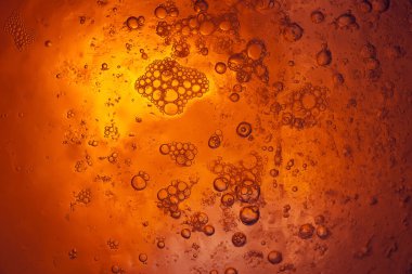 Buz içinde donmuş kabarcıklar. Buz dokusu. Koyu turuncu grunge soyut. Makro fotoğrafçılık