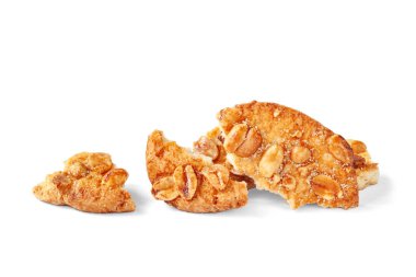 Kırık kurabiyeler. Beyaz üzerine izole edilmiş kurabiye parçalarının yakın çekimi. Doğal ışıklandırma