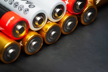 Alkali piller. Yakın planda bir yığın AA pili var. Seçici yumuşak odak