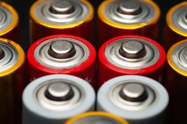 Alkali piller. Pil yığını yakın çekim. Makro fotoğraf. Seçici yumuşak odak