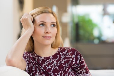 Düşünme kadın evde