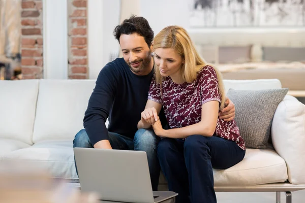 Paar am Computer — Stockfoto