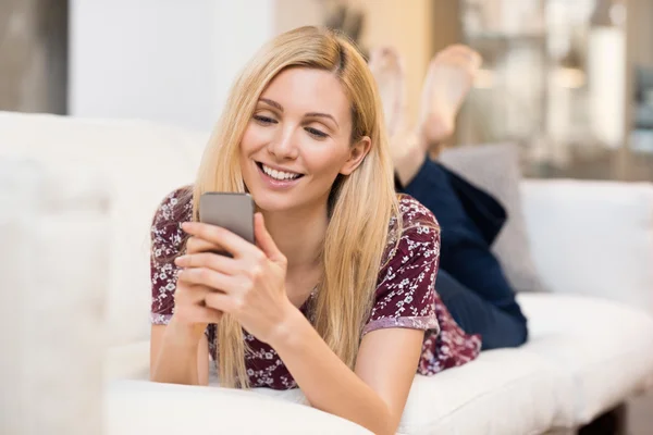 Frau schreibt eine Telefonnachricht — Stockfoto