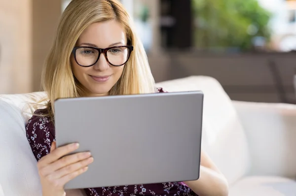 Mujer joven usando tableta — Foto de Stock