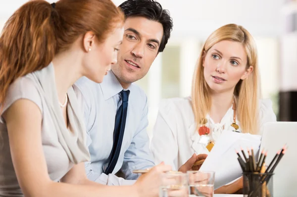 Empresarios en la oficina — Foto de Stock