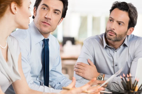 Zakelijk gesprek in office — Stockfoto