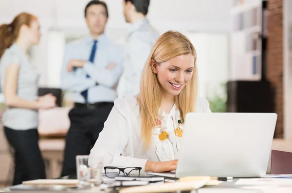 Donna d'affari utilizzando il computer portatile — Foto Stock