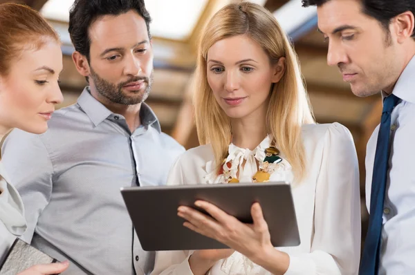 Geschäftsleute nutzen Tablet — Stockfoto