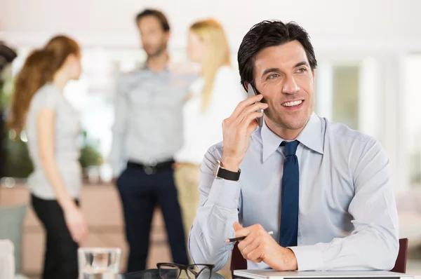 Affärsman på mobiltelefon — Stockfoto