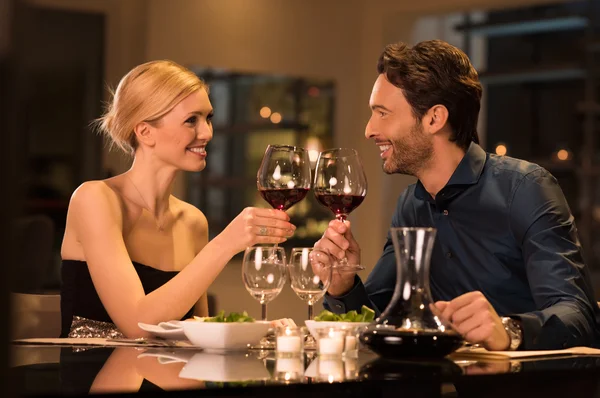 Casal de copos de vinho torrados — Fotografia de Stock