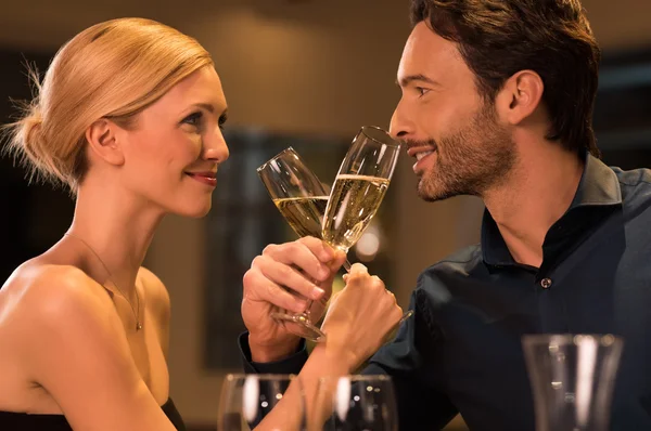 Paar stößt mit Champagner an — Stockfoto