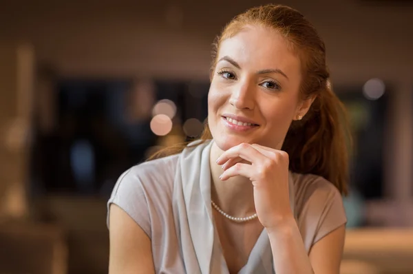 Young beautiful woman — Stock Photo, Image