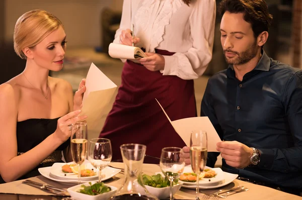 Paar eten bestellen — Stockfoto