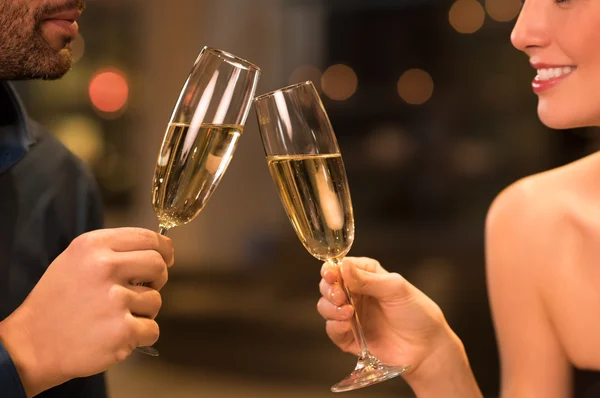 Paar trinkt Champagner — Stockfoto