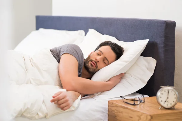 Ung man sover — Stockfoto