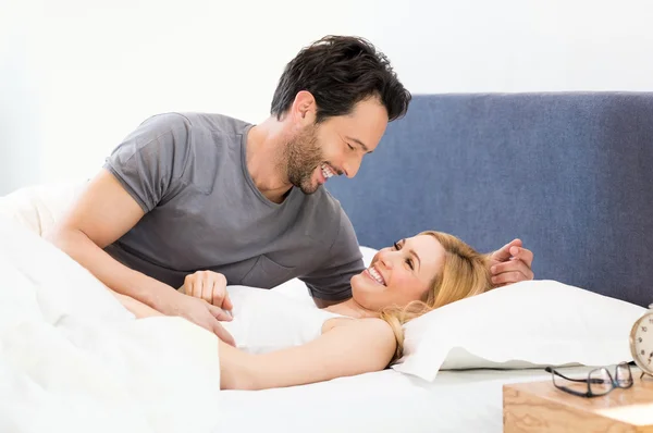 ベッドの上の楽しみを持っているカップル — ストック写真