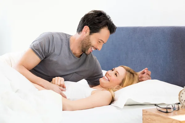 Casal se divertindo na cama — Fotografia de Stock