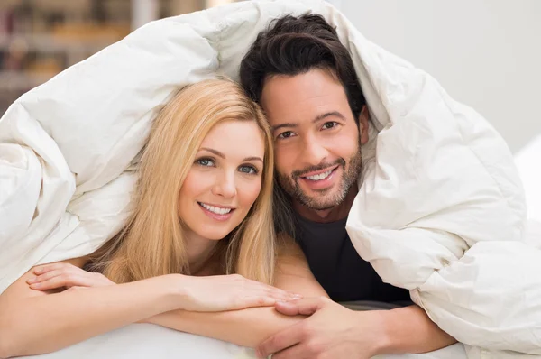毛布の下のカップル — ストック写真