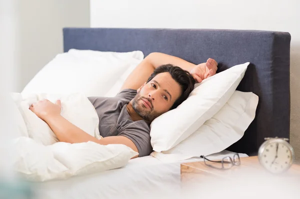 Hombre acostado en la cama — Foto de Stock