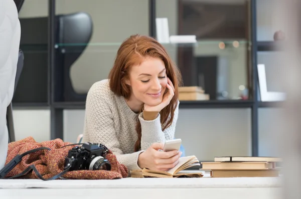 Kvinna läser en telefon-meddelande — Stockfoto