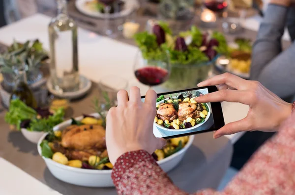 Tirar foto de comida com smartphone — Fotografia de Stock