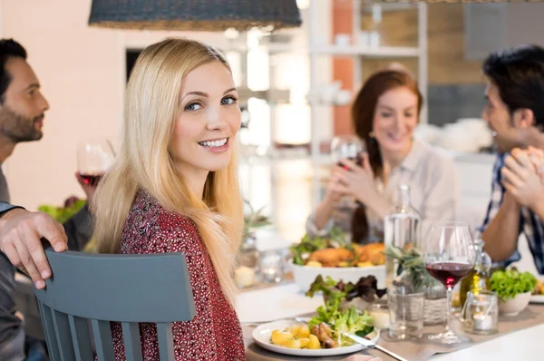 Женщина ест со своими друзьями — стоковое фото