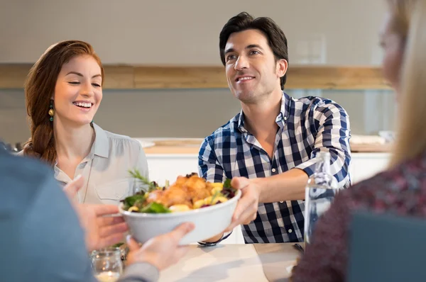 Freunde essen zu Hause — Stockfoto