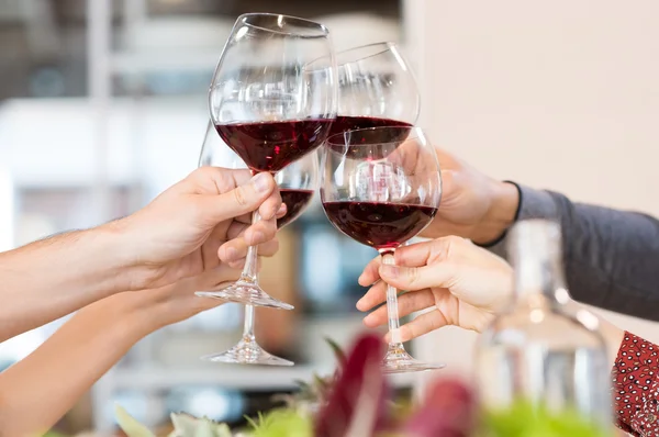 Copas de tostado con vino — Foto de Stock