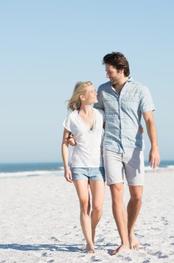 Kumsalda kucaklayan Çift