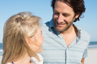 genç bir çift Beach