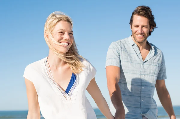 Paar beim Strandspaziergang — Stockfoto