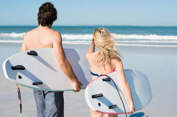 Couple avec planches de surf — Photo